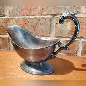 Vintage Gravy Boat Silverplate-color (no etching)
